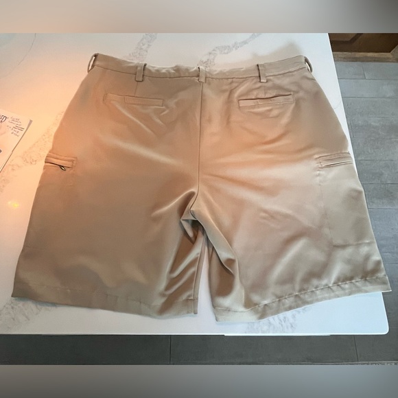 Men’s khaki izod xfg golf shorts.  Cargo zippered pockets. Size 42. - Picture 6 of 7